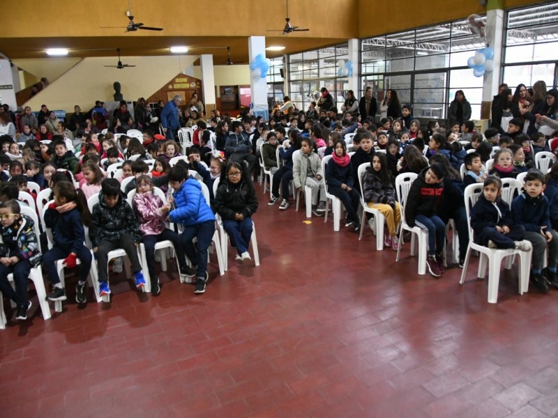 Bernarte participó en el acto por el Día de la Independencia en la escuela Rafael Núñez