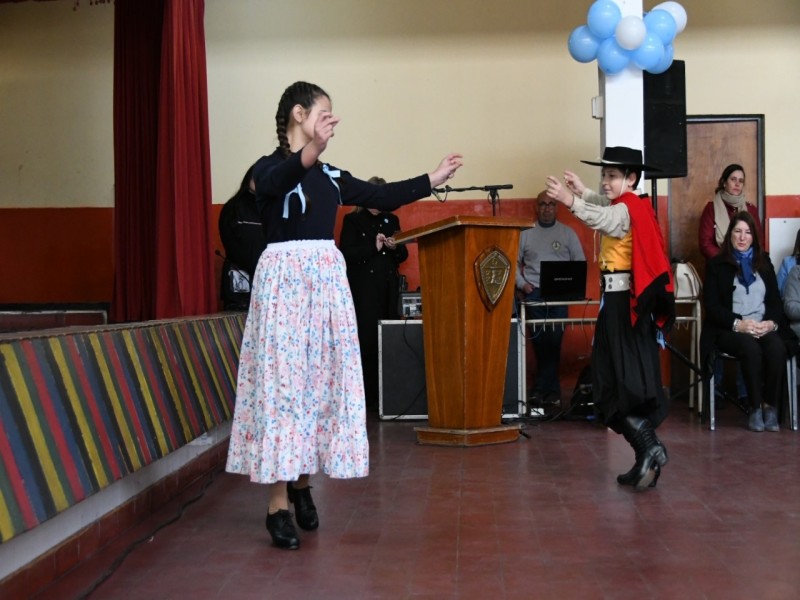 Bernarte participó en el acto por el Día de la Independencia en la escuela Rafael Núñez